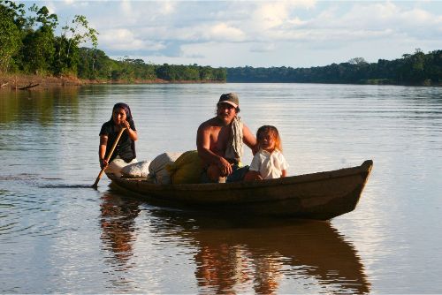 Amazonia entre dos mundos